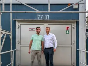 Malermeister Johannes Vogt und der Geschäftsführende Vorstand der Point Alpha Stiftung, Benedikt Stock, stehen vor der eingerüsteten Baracke B (Buildung 7701). Fotos: Johannes Schneider