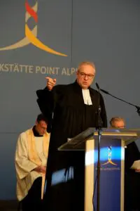 „Gesellschaftliche und eigene Grenzen“ nahm Dekan Dr. Thorsten Waap bei seiner Predigt in den Blick. Alle Fotos: Johannes Schneider