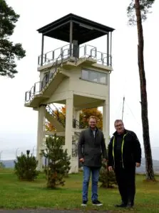 Vor dem Beobachtungsturm im US Camp: Mark Weinmeister (Präsident Regierungspräsidium Kassel, rechts) und Benedikt Stock (Geschäftsführender Vorstand Point Alpha Stiftung).