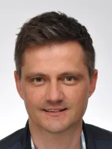 Moderator ist Eric Marr, vielen noch bekannt aus der „heute“-Redaktion des ZDF.