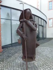 Die Skulptur vor dem Geisaer Schloss.