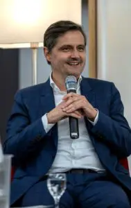 Leitet das Podiumsgespräch: Eric Marr.