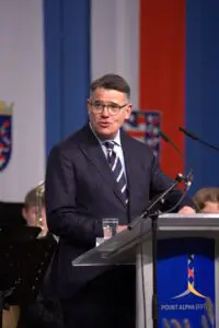 „35 Jahre Deutsche Einheit und 30 Jahre Point Alpha erinnern uns daran: Freiheit ist nicht selbstverständlich. Sie muss errungen und verteidigt werden“, stellte Hessens Ministerpräsident Boris Rhein (CDU) fest.