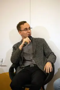 Mit Augenzwinkern wies der Vorstand der Point Alpha Stiftung, Philipp Metzler, darauf hin, dass Einheit nicht die Aufhebung aller Unterschiede bedeute und machte dies anhand der Dialektgrenzen innerhalb seines eigenen Bundeslandes Thüringen deutlich.