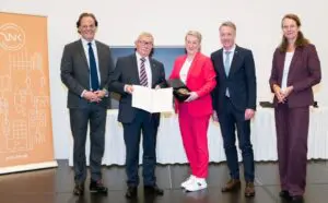 Urkunde und Trophäe werden auf der Bühne überreicht (von links): Der Laudator Werner von Bergen vom ZDF, Berthold Jost, Diana Henning, Raymond Walk sowie Bettina Martin, Ministerin und Präsidentin des Denkmalschutz-Komitees. Foto: Derdehmel