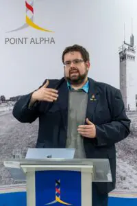 Jan Ludwig Antoni, Wissenschaftlicher Mitarbeiter der Point Alpha Stiftung, begrüßte die Gäste und leitete das Vortragsthema mit einer launigen Rede und persönlichen Bezügen ein.