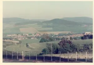Etwas niedriger angesetzt, bot sich im Jahr 1974 der Schenkerin und ihrem Vater dieser Anblick der Rhön-Stadt. (Quelle: Archiv Point Alpha Stiftung, Sammlung Bruce J. Hessler)