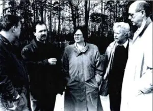 Widerstand gegen die geplante Renaturierung: Im Jahr 1995 vor Ort im Gespräch (von links) Dr. Hans-Peter Häfner (Vorsitzender Mahn-, Gedenk- und Bildungsstätte Point Alpha), Bernhard Schuchert (Bürgermeister Geisa), die CDU-Politikerin Christine Lieberknecht (später Ministerpräsidentin Thüringen und Präsidentin Kuratorium Deutsche Einheit), Wilhelm Ritz und Berthold Dücker (Vorsitzender Grenzmuseum Rhön Point Alpha e.V., später der erste Vorsitzende des Fördervereins).