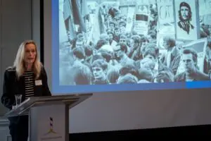 Prof. Dr. Gisela Diewald-Kerkmann von der Universität Bielefeld sprach über die Genese der RAF und entkräftete Klischees, insbesondere bezugnehmend auf ihre weiblichen Mitglieder.