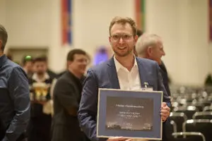 Benedikt Stock präsentiert die Auszeichnung, die in der Gedenkstätte ihren Platz erhalten wird. Foto: Walter Rammler