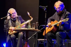 Dietrich Kessler (li.) und Eberhard Klunker einen die Musik und ihre Lebensgeschichten. Eine Kostprobe gibt es am 26. März im Haus auf der Grenze. Foto: privat