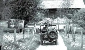Die Soldaten auf Kontrollfahrt mit dem Jeep.