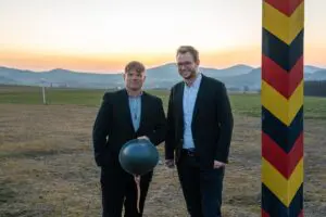 A: Dr. Klaus Storkmann und Benedikt Stock am Haus auf der Grenze, im Hintergrund Rasdorf und das hessische Kegelspiel. Fotos: Johannes Schneider