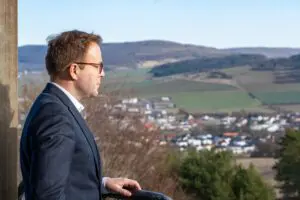 Der Blick von Sven Simon geht ins ehemalige Sperrgebiert von Thüringen.