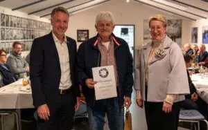 Für 25 Jahre Mitgliedschaft wurde Hubert Kritsch (Mitte) durch Raymond Walk und Diana Henning geehrt.