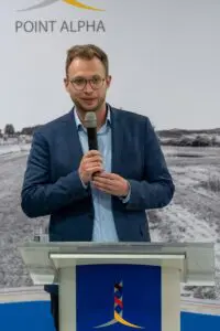 Benedikt Stock begrüßte die Gäste und gab einen Ausblick auf die nächsten Veranstaltungen in der Gedenkstätte.