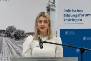 Michelle Rödel, Tagungsleiterin der Konrad-Adenauer-Stiftung, leitete die Veranstaltung als Vertreterin für das Politische Bildungsforum Thüringen der KAS ein und stellte die Experten vor.