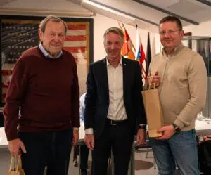 Ein Dank ging an die scheidenden Kassenprüfer Wendelin Priller (links) und Matthias Kehr (rechts).