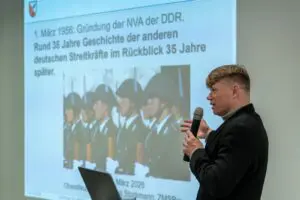Klaus Storkmann bei seinem Vortrag, der mit Bildern und Grafiken unterlegt wurde.