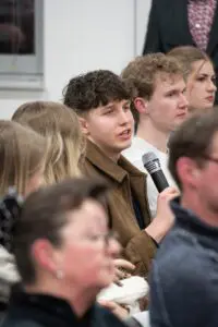 Schüler zweier Politik-Leistungskurse des Freiherr-vom-Stein-Gymnasiums aus Fulda stellten die ersten Fragen. Fotos: Johannes Schneider