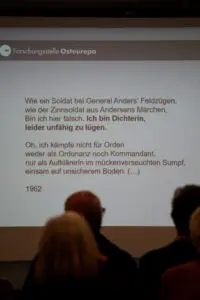 Auf der Leinwand waren immer wieder Gedichte von Natalja Gorbanewskaja eingeblendet.