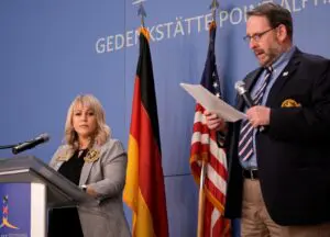 Gemma McGowan Präsidentin des General C. W. Abrams Chapters von der Association of the United States Army (AUSA) und der Übersetzer Major a.D. Eric Kirsch..
