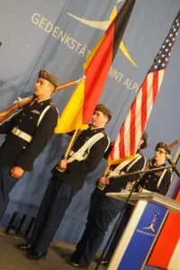 Die US-Kadetten präsentieren die Nationalflaggen.