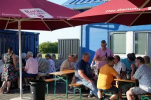 Sommerfest der Point-Alpha-Gästeführer unter den Schirmen der „Bar89“ neben der Friedensspirale.