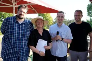 Jeder neue Gästebegleiter, wie hier beispielsweise Astrid Heim, bekam persönlich von Jan Ludwig Antoni (links), Benedikt Stock (rechts) und Philipp Metzler das Zertifikat überreicht.