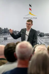 „Fahnenfluchten in der Diktatur“ war das Thema des Historikers Dr. Konstantin Neumann auf Point Alpha. Fotos: Johannes Schneider