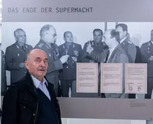 35 Jahre „Tag der Deutschen Einheit“: Rainer Eppelmann als Gast im Haus auf der Grenze und gleichzeitig als Exponat: Eine Tafel in der Ausstellung zeigt ihn als Abrüstungs- und Verteidigungsminister der letzten DDR-Regierung, der die Auflösung der Nationalen Volksarmee unterzeichnete.