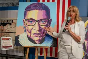 Mut wird weitergeben: Ortrud Tornow hielt bei der Ausstellungseröffnung einen Impulsvortrag und sie übernahm die Patenschaft für das Gemälde von Ruth Bader Ginsburg.