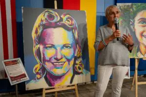 Die Schirmherrin der Ausstellung, Prof. Erika Rosenberg-Band, die mit ihrer Biografie über Emilie und Oskar Schindler Bekanntheit erlangt hat.