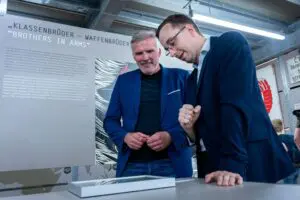 Im Haus auf der Grenze auf Zeitreise: Der SPD-Politiker Bausewein mit Philipp Metzler. Fotos: Johannes Schneider