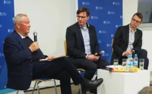 Dr. Hans-Peter Häfner (links), hier als Teilnehmer einer Podiumsdiskussion im Haus auf der Grenze. Foto: Point Alpha Stiftung