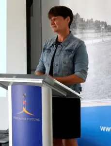 Projektleiterin und Moderatorin der Vernissage: Aline Gros von der Point Alpha Stiftung.