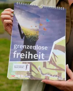 Die Kunstwerke der Schüler aus Bad Salzungen kann man sich auch zu Hause an die Wand hängen. Eigens aufgelegt mit den faszinierenden Plakatmotiven und Dioramen wurde dafür ein kleiner Kalender, den es für zwölf Euro zu kaufen gibt. Der Erlös fließt direkt in die Projektarbeit des Dr.-Sulzberger-Gymnasiums zurück.