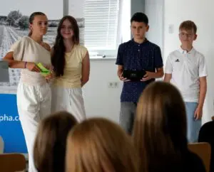 Über die knifflige Arbeit mit den Faltdioramen berichteten die Schüler der Sekundarstufe I.