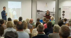 Mit Unterstützung des Point-Alpha-Historikers Tim Keller (li.) beantwortete Sabine Frank am Ende der Vortrags-Veranstaltung die Fragen der Besucher.