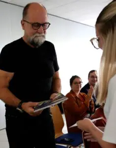 Zu Gast bei der Ausstellungseröffnung war auch Dr. Ulrich Barnickel, der die Skulpturen am Weg der Hoffnung gefertigt hat. Ihm überreichten die Schüler ein Präsent.