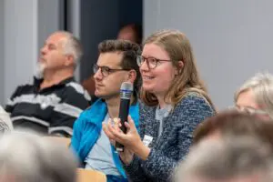 In einer Gesprächsrunde beantwortete der Referent aus Berlin die vielen Fragen aus den Reihen der Gäste. Fotos: Anna-Lisa Schmied