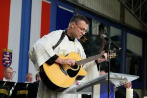 Griff zur Gitarre und begleitete den Gesang der Gläubigen: Dechant Markus Günther. 