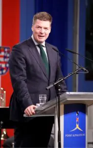 Zum Auftakt des Festaktes „36 Jahre Deutsche Einheit“ begrüßte der Stiftungsratsvorsitzende Dr. Stefan Heck die Besucher im US-Camp.