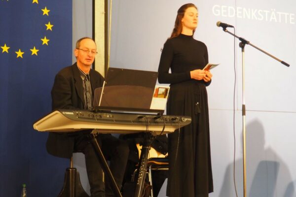 Sängerin Rebecca Göb und Organist Ulrich Göb umrahmten die Feierlichkeiten mit musikalischen Stücken.   Fotos: Point Alpha