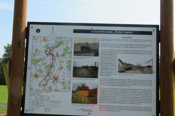 Die Infotafel in Wenigentaft am alten Bahnhof mit Ferienwohnungen ist Ausgangspunkt für den Grenzlehrpfad. Vor Ort informierte der Berthold Jost (links), Vorstand der Point Alpha Stiftung, den Buttlarer Bürgermeister Johannes Ritz (2v.l.) und den Beigeordneten Markus Hundertmark über die jetzt wieder vollständige Beschilderung und dankte allen Beteiligten für die gewährte Unterstützung.                                                       Foto: Point Alpha Stiftung