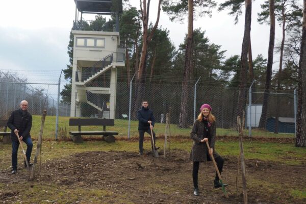 Mit vereinten Kräften für ein neues Symbol der Erinnerung und Verbundenheit (von rechts): Manuela Henkel (Bürgermeisterin der Point-Alpha-Stadt Geisa), Sebastian Leitsch (Geschäftsführer der Point Alpha Stiftung) und Jürgen Hahn (Bürgermeister der Point-Alpha-Gemeinde Rasdorf) pflanzen vor dem ehemaligen US Camp drei Elsbeeren-Bäume.