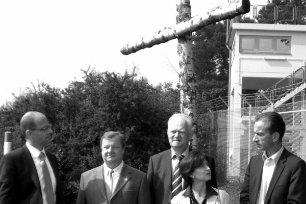 Immer wieder war der CDU-Politiker Norbert Herr (3.v.r.) auf Point Alpha. Hier zusammen dem Bundestagsabgeordneten Michael Brand, dem damaligen Rasdorfer Ortsvorsteher Hermann-Josef Hahn, der ehemaligen Direktorin der Point Alpha Stiftung Uta Thofern sowie dem heutigen hessischen Finanzminister Michael Boddenberg vor dem Birkenkreuz vor dem ehemaligen US Camp mit (von links). Foto: Archiv Point Alpha Stiftung