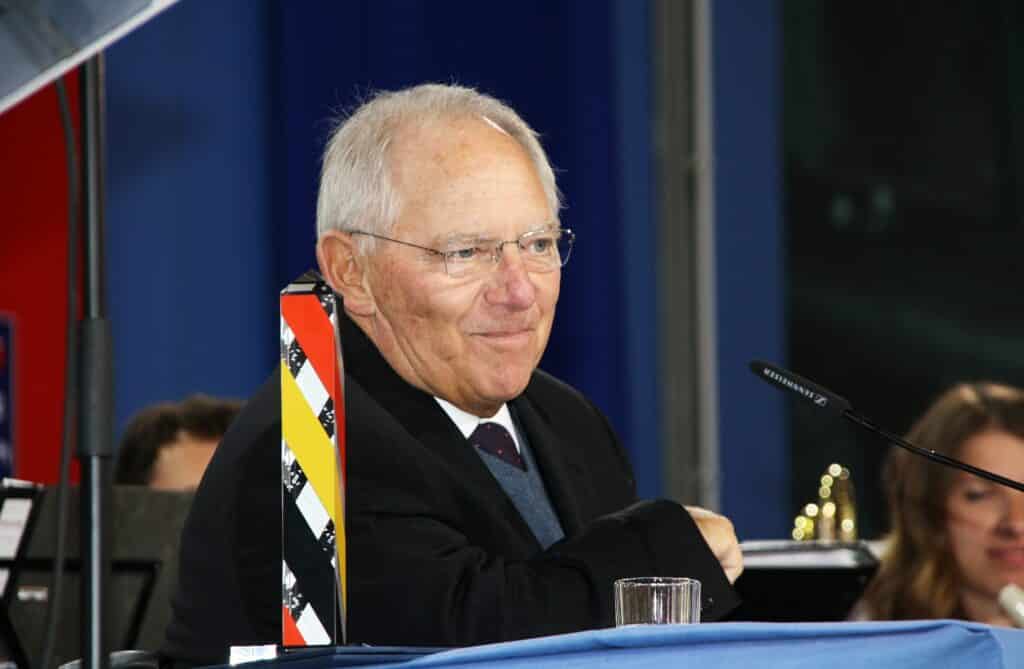 200615_point-alpha-preis_2015_dr._wolfgang_schaeuble_birgit_konrad