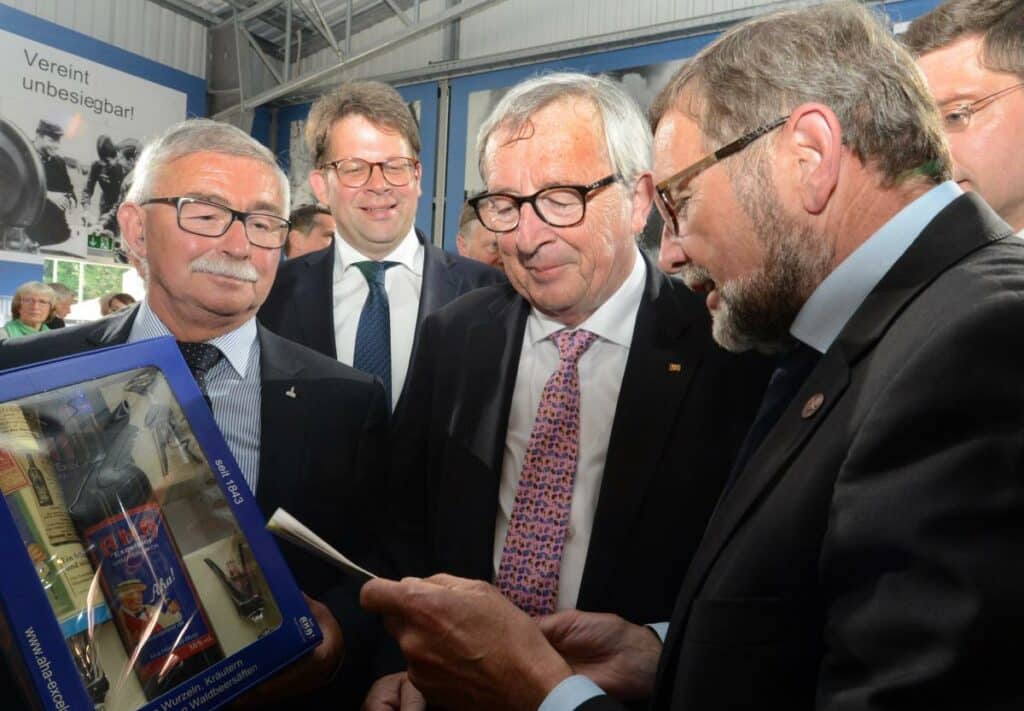 2019 v.l. Vorstandsmitglied Berthold Jost, Stitungsratsvorsitzender Dr. Heiko Wingenfeld (hinten), Jean-Claude Juncker, Vorstandsmitglied Dr. Eberhard Fennel