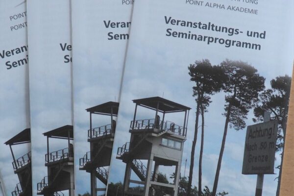 Frisch vom Druck: Der Geschäftsführer der Point Alpha Stiftung, Sebastians Leitsch, und der Wissenschaftliche Leiter, Dr. Roman Smolorz, mit dem Veranstaltungsprogramm für das erste Halbjahr.